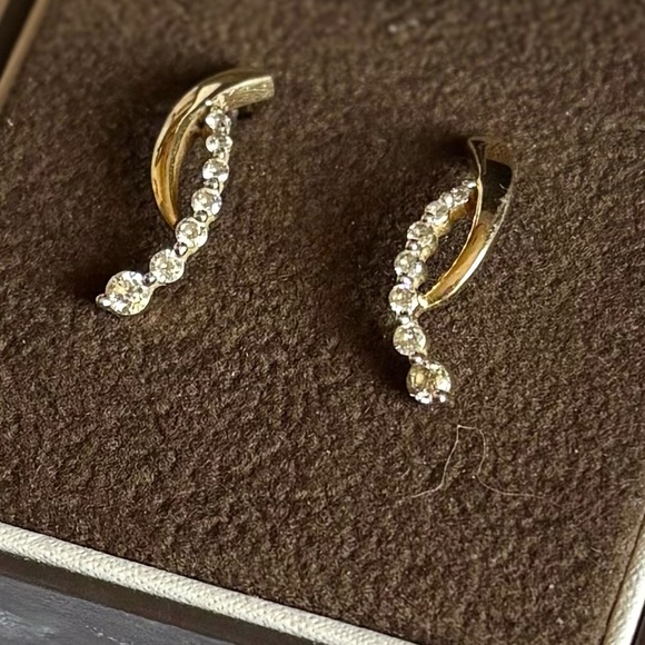 Elegant Yellow Gold & Diamond Earrings In Excellent Cond with Butterfly Backs - Picture 3 of 5
